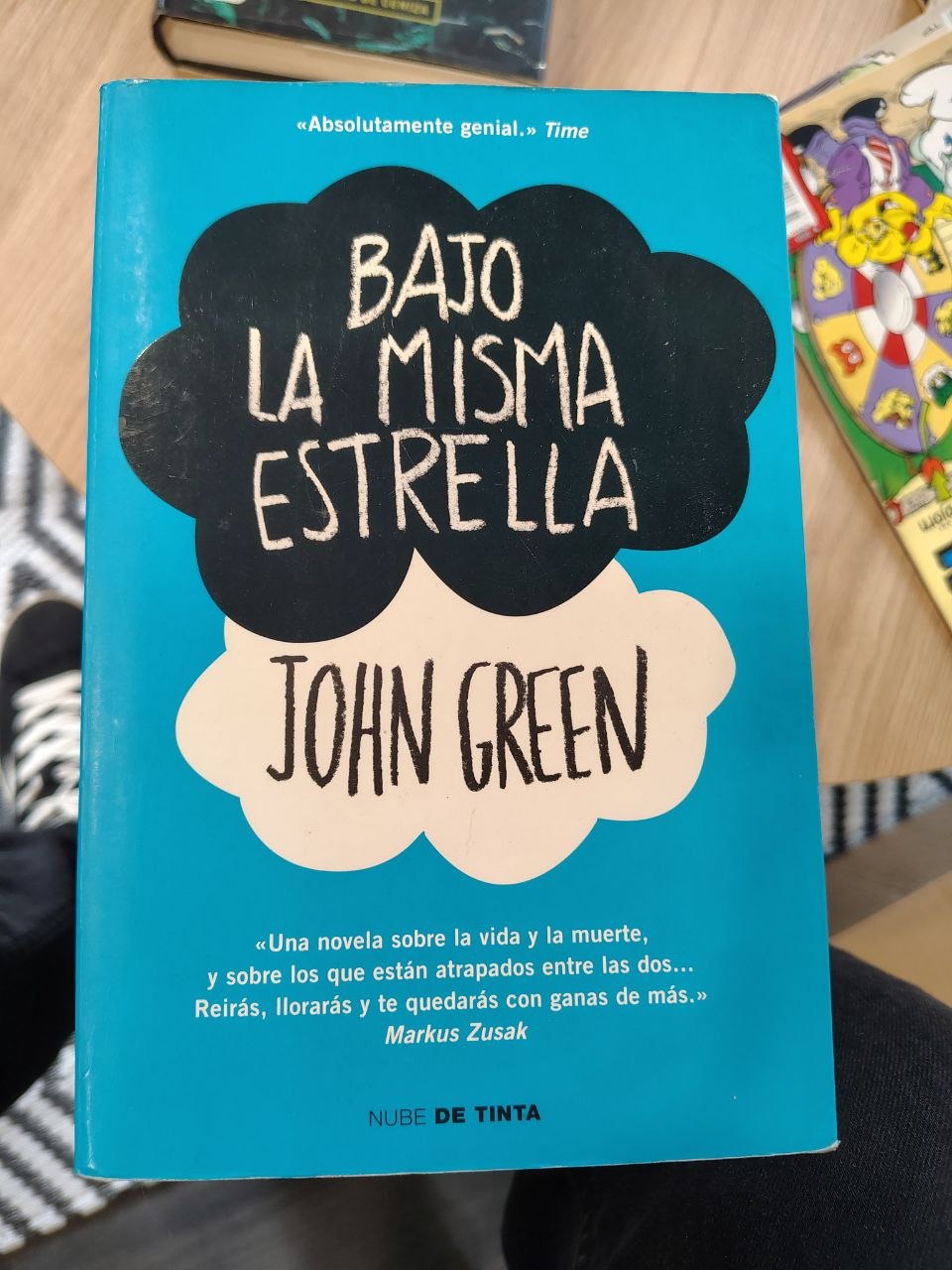 photo_5841597917536391210_y Bajo la misma estrella — John Green - obrazek 1