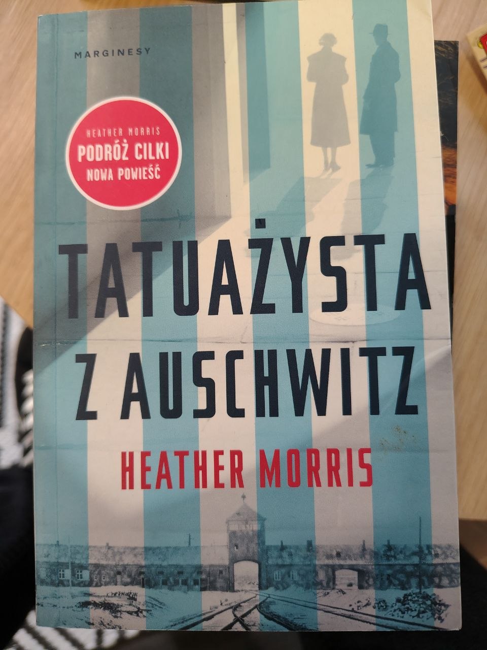 photo_5841597917536391213_y Tatuażysta z Auschwitz — Heather Morris - obrazek 1